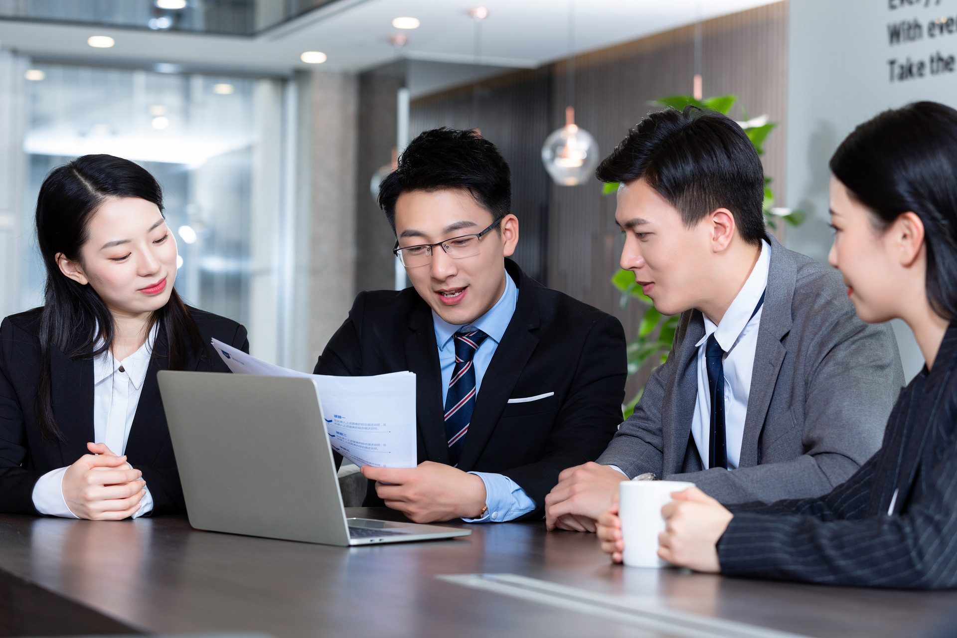 下属逼着领导决策如何应对,下属跟你叫板不听命令怎么办