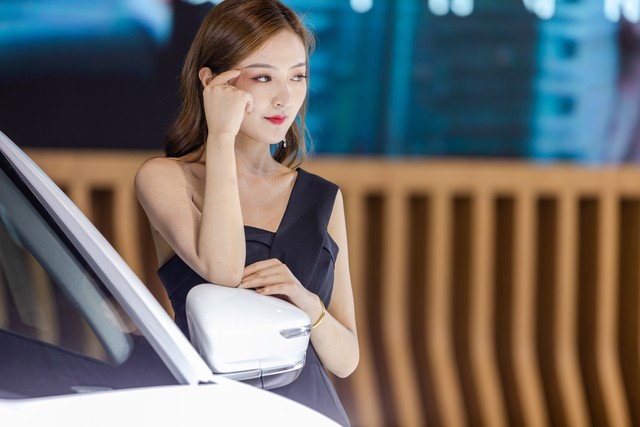 年薪13万全款拿下30万的车，却被别人笑话：人傻钱多买新能源汽车