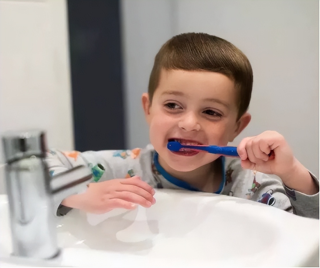 让牙齿变白的几种刷牙法,牙齿又黄又臭教你一招刷牙