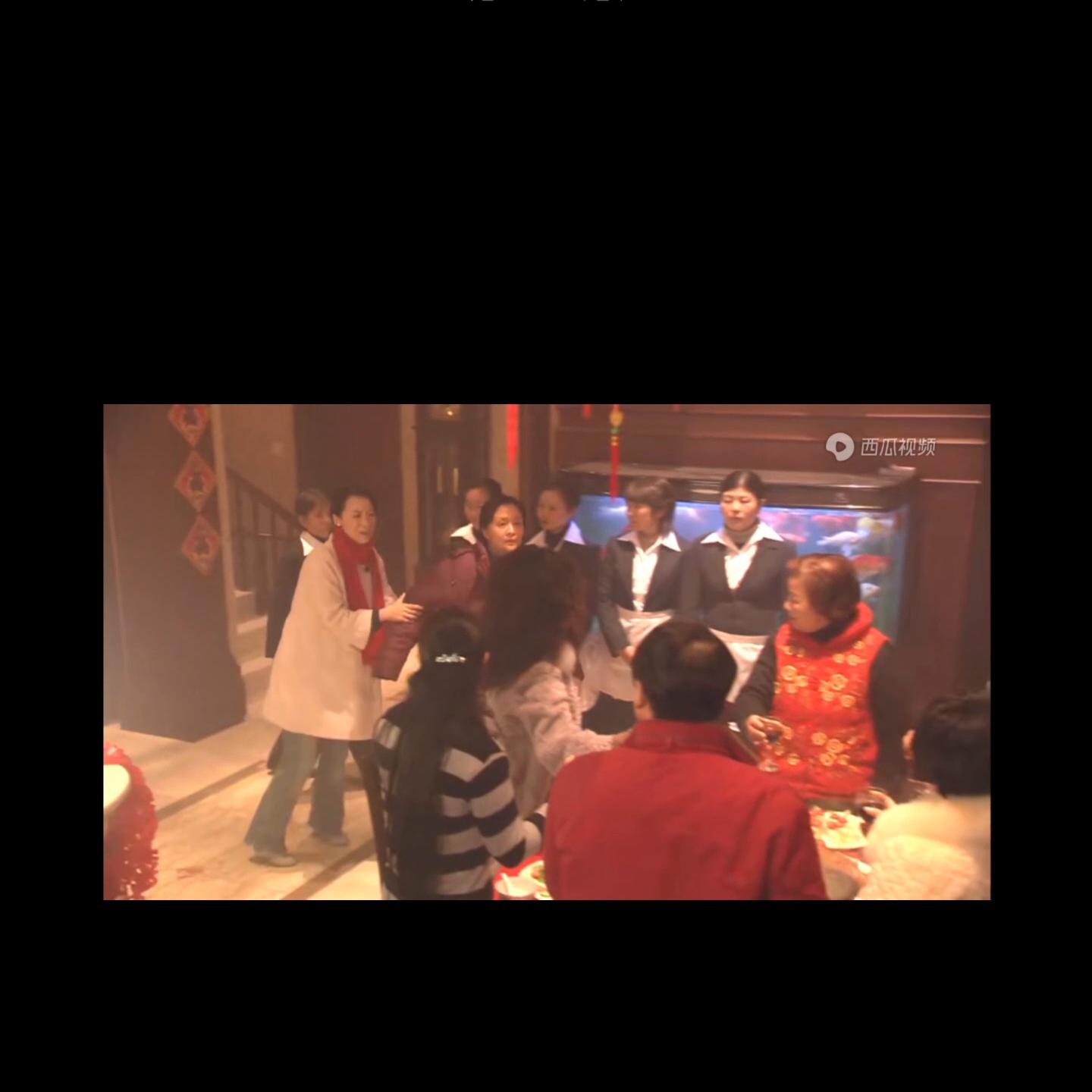 女儿被婆婆*辱侮**不下蛋母鸡，亲妈咽不下这口气，大过年打起...