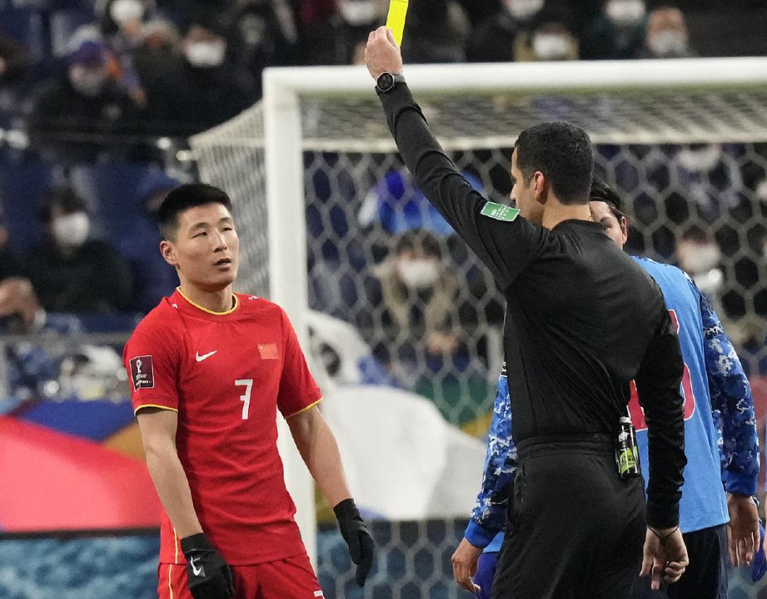 全场垫底！日本门将站着看球都比武球王分高，唯一高光却是吃黄牌