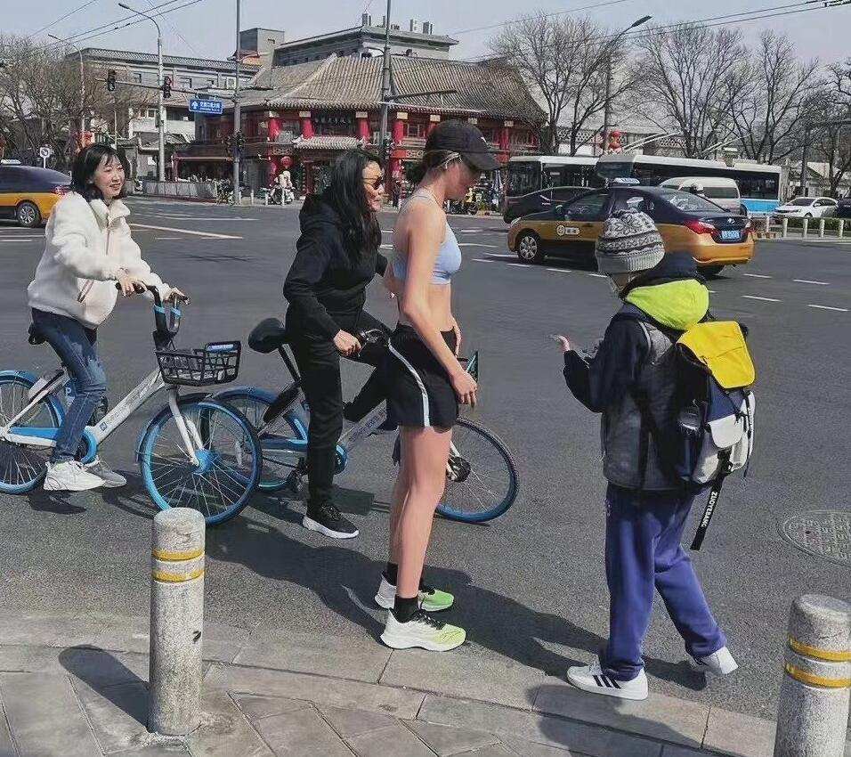 谷爱凌街头跑步被偶遇，妈妈骑单车一旁跟随，仅穿运动内衣不怕冷