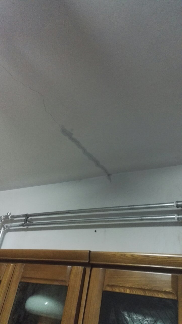 楼顶裂缝漏水怎么办,楼顶大面积裂缝漏水怎么处理