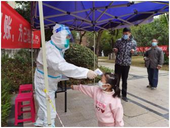 下沉“疫”线倾力服务用“志愿红”守护“健康绿”——市*访信**办*党**员干部积极助力打赢疫情歼灭战