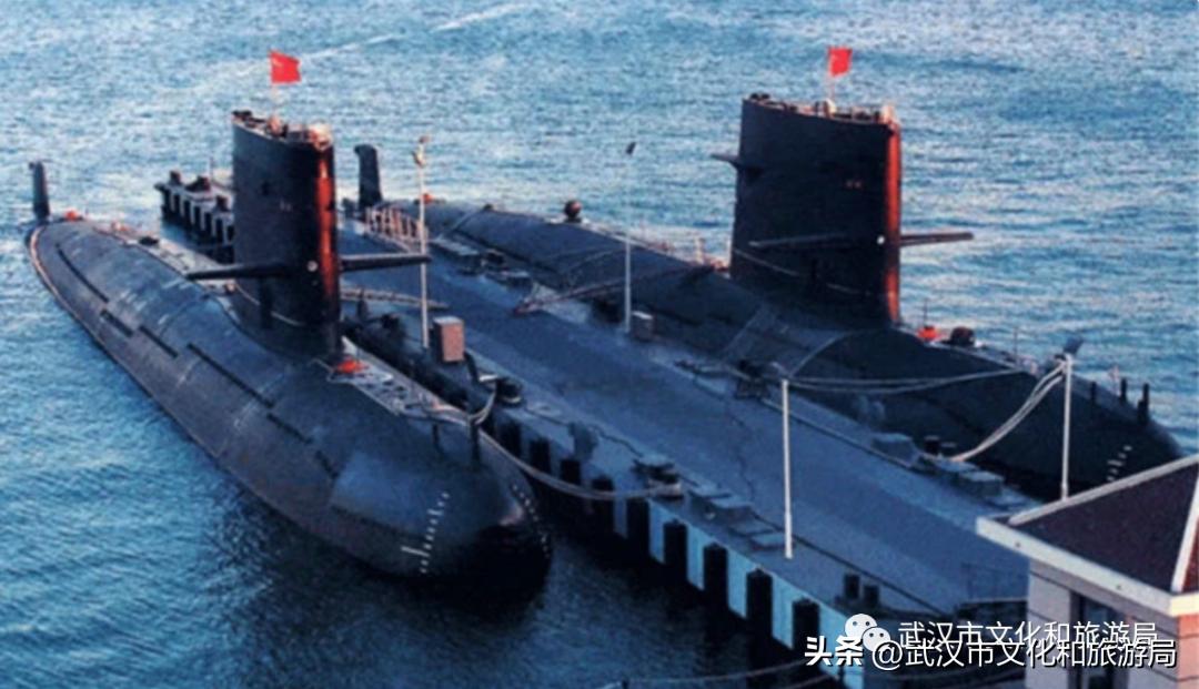 武汉人在江边,一个人在武汉江边