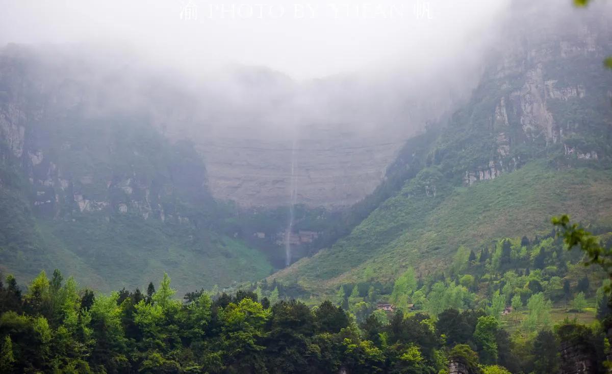 龙岩城飞瀑,南川金佛山龙岩飞瀑导游词