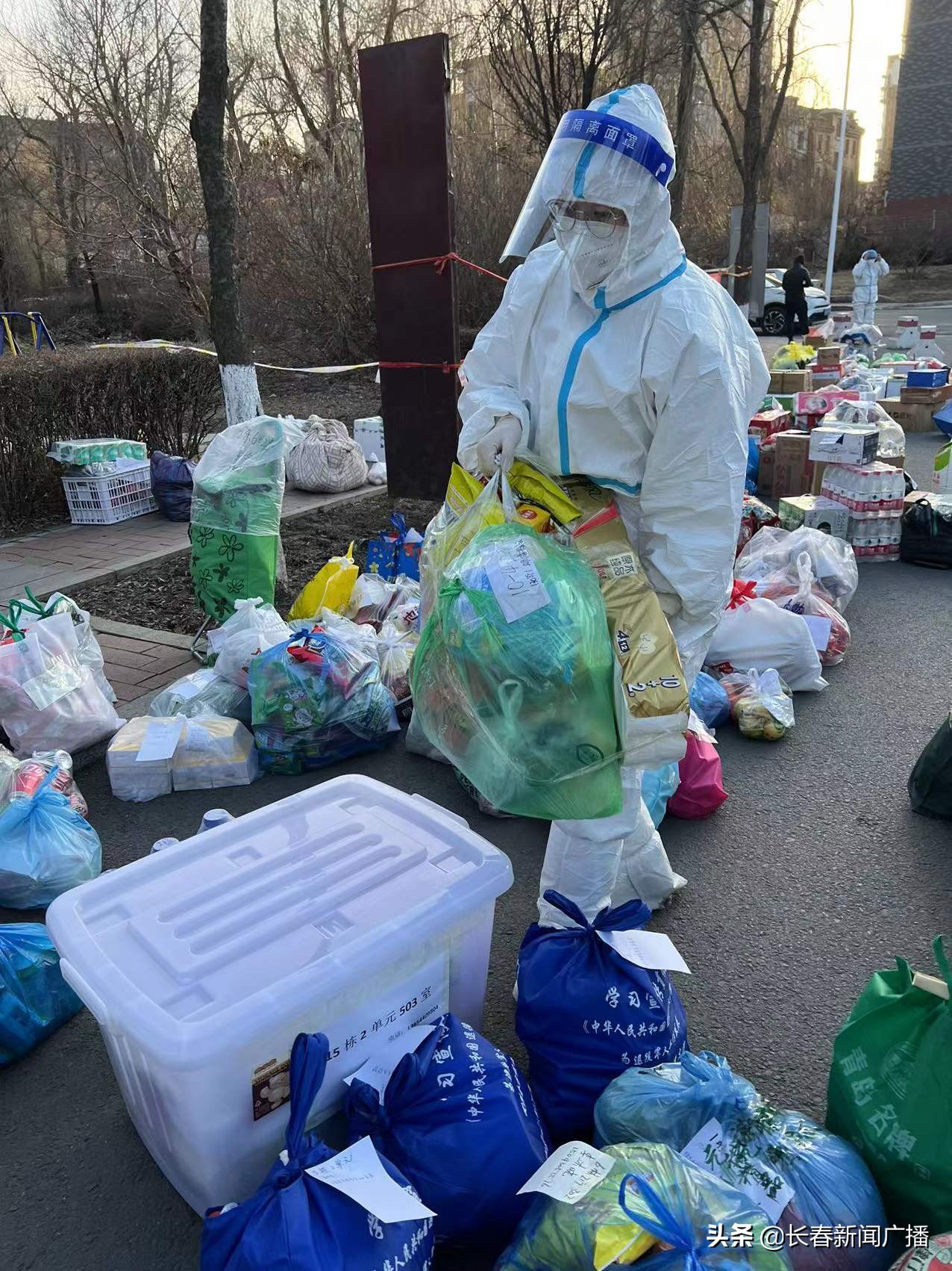 宽城区庆丰社区*党**委书记张雪艳：“只要大家同心协力，就一定能战胜疫情”