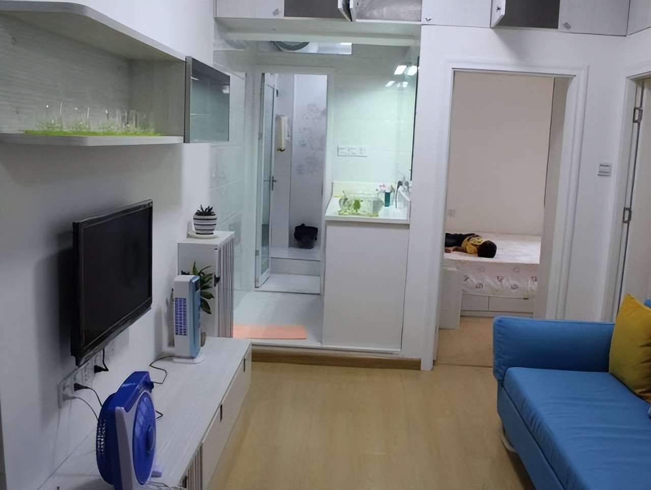 一家三口挤在30多平米的房子里,一家三口在深圳挤单间