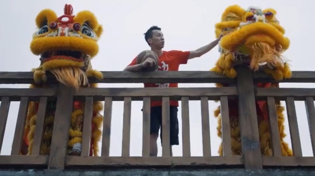 一记隔扣火上热搜！从街头草根到职业选手，“佛山林书豪”的故事太燃了|YOU趣青年荟