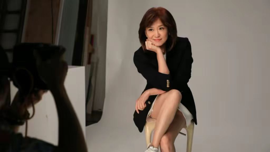 新闻美女主播官宣二婚！一身红裙嫁64岁教授，甜撒狗粮难掩幸福