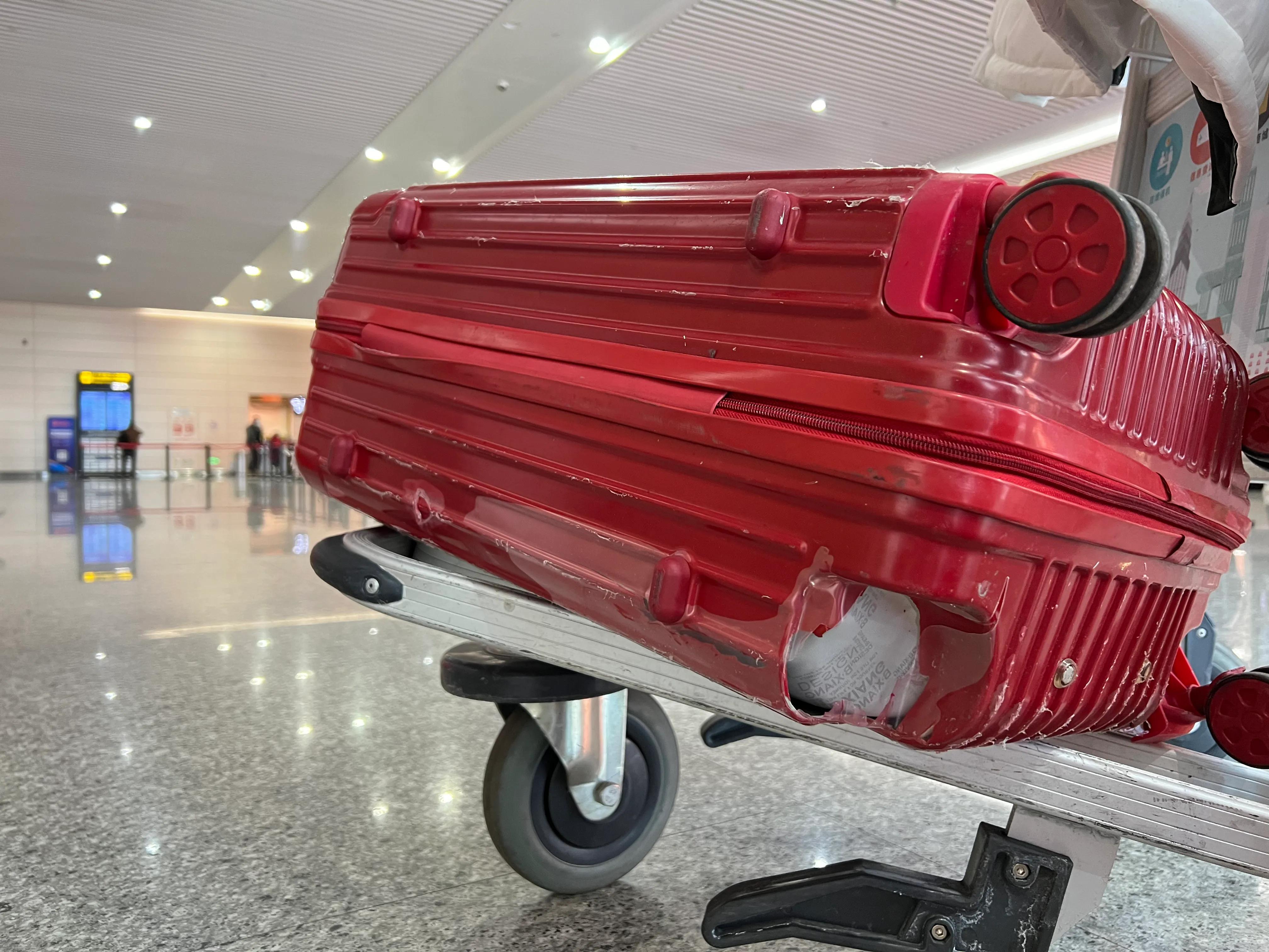 下飞机回家发现行李箱坏了怎么办,坐飞机发现托运的箱子坏了