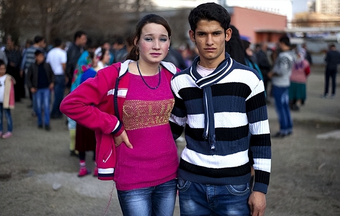 保加利亚的买“妻”集市？少女们被“明码标价”，不满意还能退货