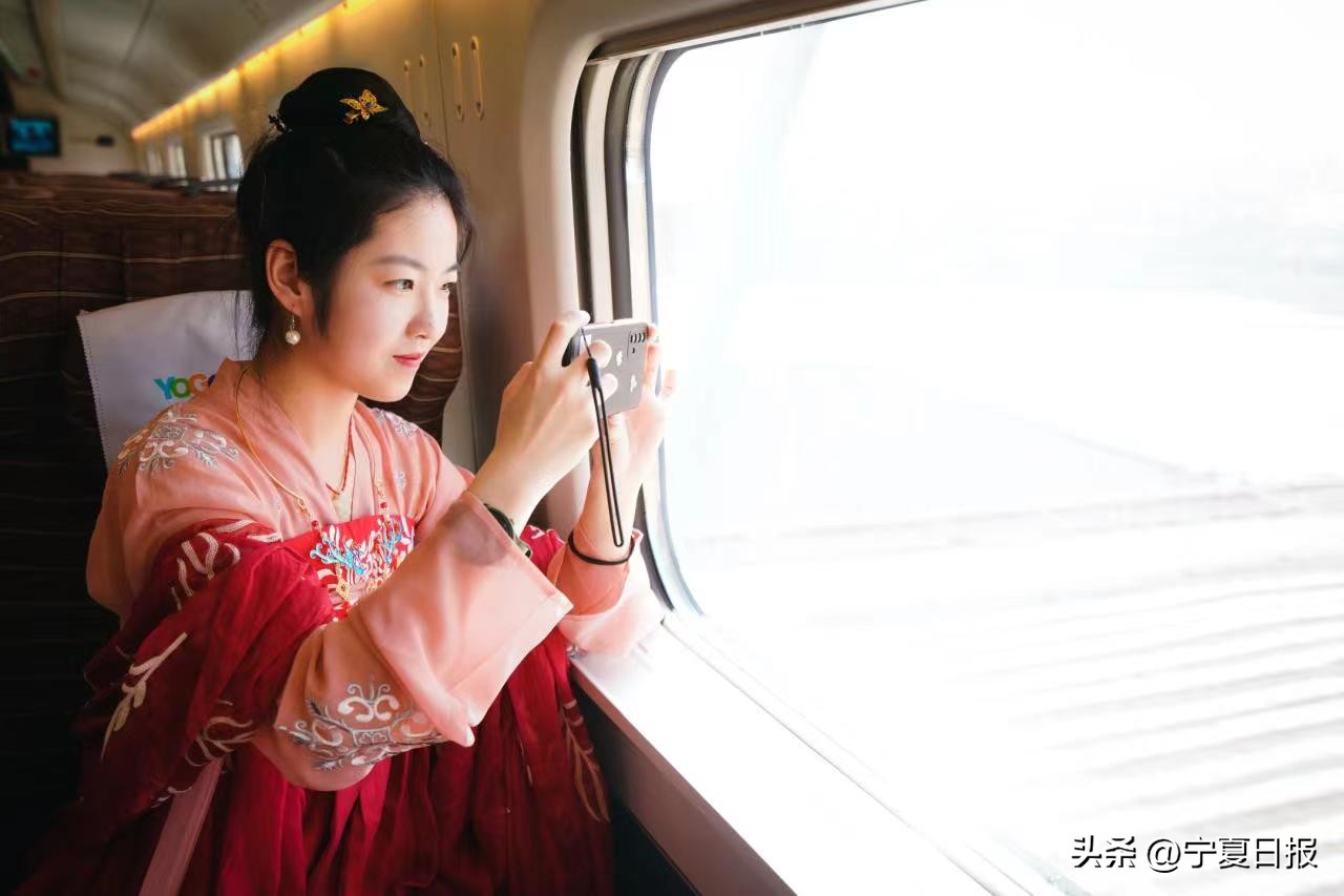 和汉服小姐姐一起坐火车,和姐妹赴汉服之约