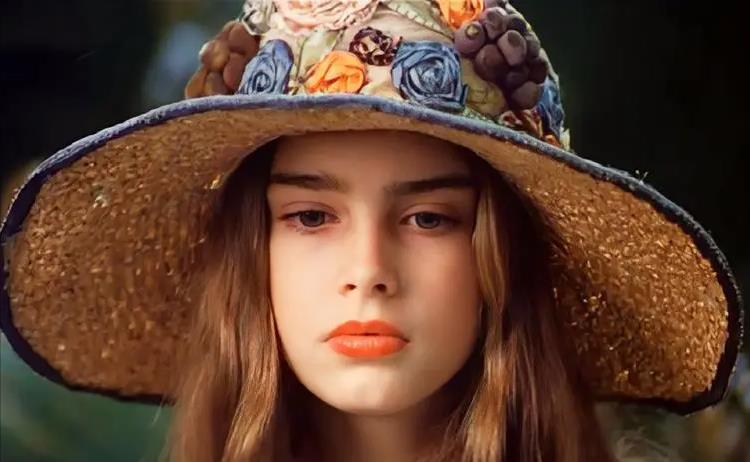 10岁她赤身露体，20岁又声称自己还是处女，“美国舒淇”裸照丑闻