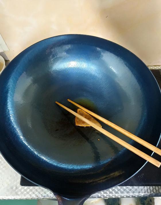 换过2次锅子我悟了，“不粘锅”和“铁锅”的差别，不是一点半点