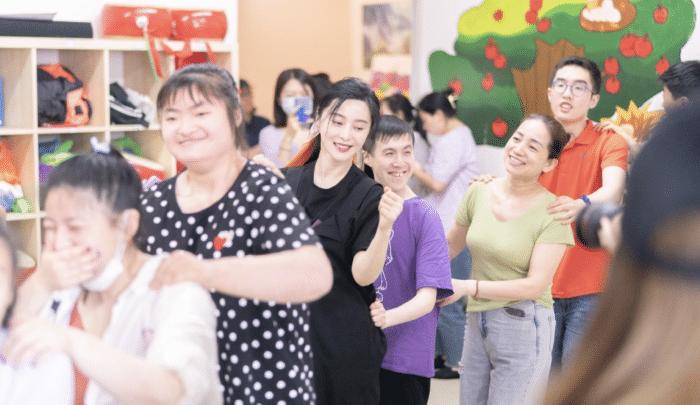 范冰冰穿连衣裙现身手上戒指抢眼,范冰冰现身机场秀红宝石戒指