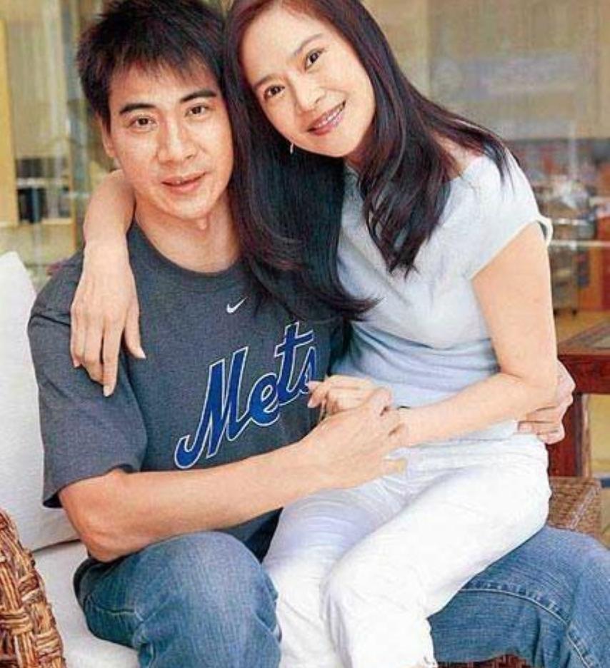 “最美婉君”与丈夫恋爱10年，生一双儿女，今58岁的她怎样了？