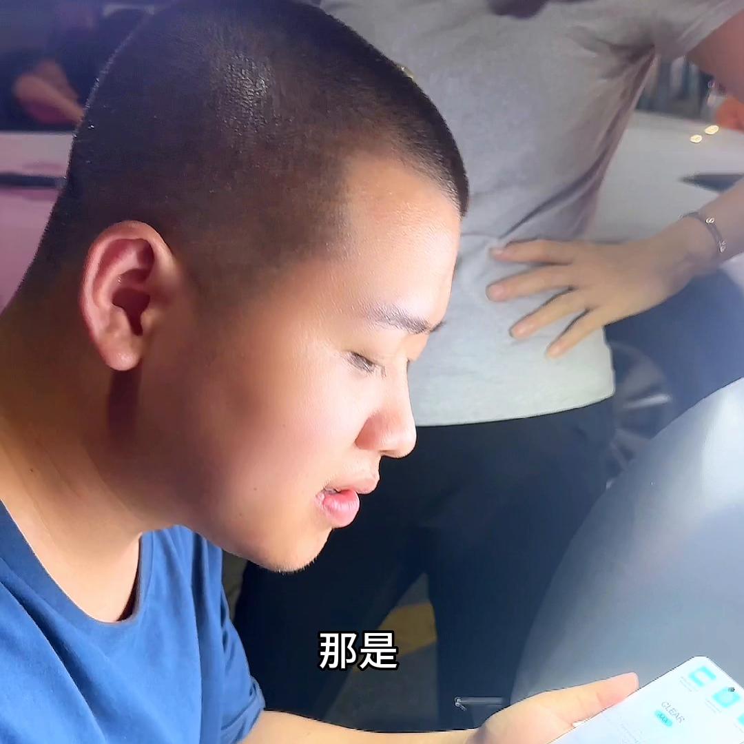 摆摊贴手机膜有市场吗？到底难不难？好不好做？今天全程带...