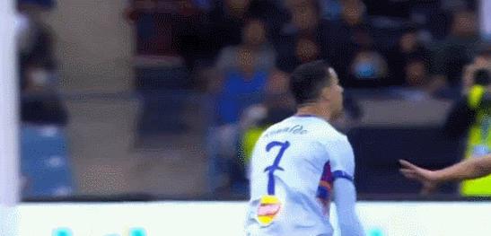 梅西进球c罗滑跪,梅西进球c罗跪滑图