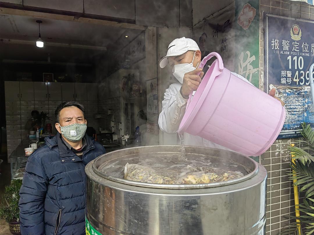 云南一医院熬防疫大锅药免费发放,医院熬防疫大锅药免费发放市民