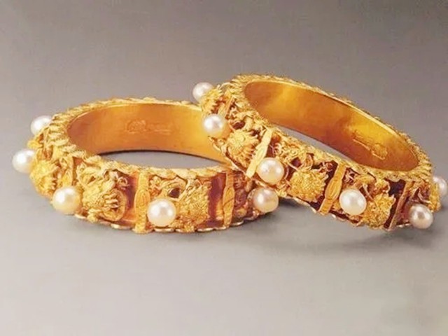 民工捡到3亿元的手镯,民工挖3亿金手镯完整版