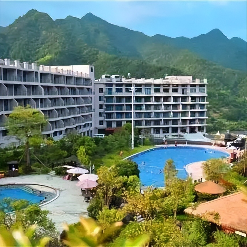 断崖式降温？不存在的！来这里泡天然火山温泉，吃药膳，巴适得很