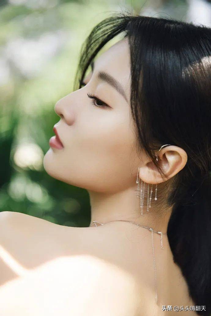 乔欣穿白色吊带裙仙气飘飘,乔欣抹胸白裙浪漫优雅写真