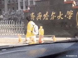 女生上学和出去玩的区别,女生在上课穿校服