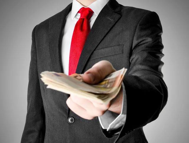 公公生病住院该不该拿钱给他看,公公生病住院不出钱让儿女掏钱