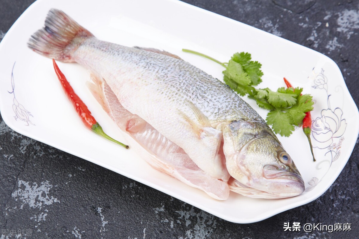 买鲈鱼雄的好还是雌的好,买鲈鱼要不要杀