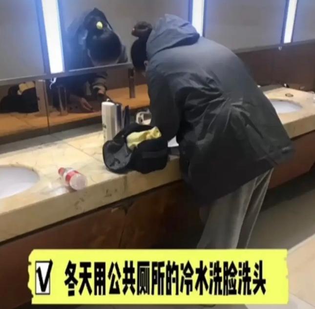 女孩摆摊送男友28件礼物后续分手,女孩摆摊两年给男友28件礼物分手