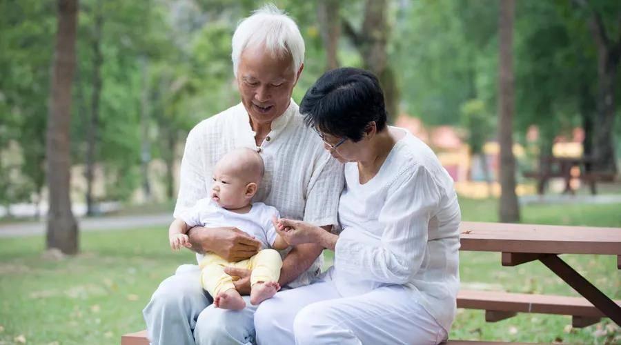 那些不帮忙带娃的老人你后悔了吗,为什么老人帮忙带孩子却觉得更累