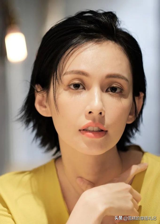 露眉露耳不过肩的发型,洋气过耳直发发型