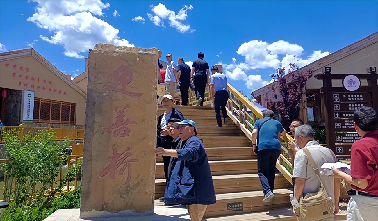 常觅春归不知处花田此地得逢君：栖云田园小镇·花间集