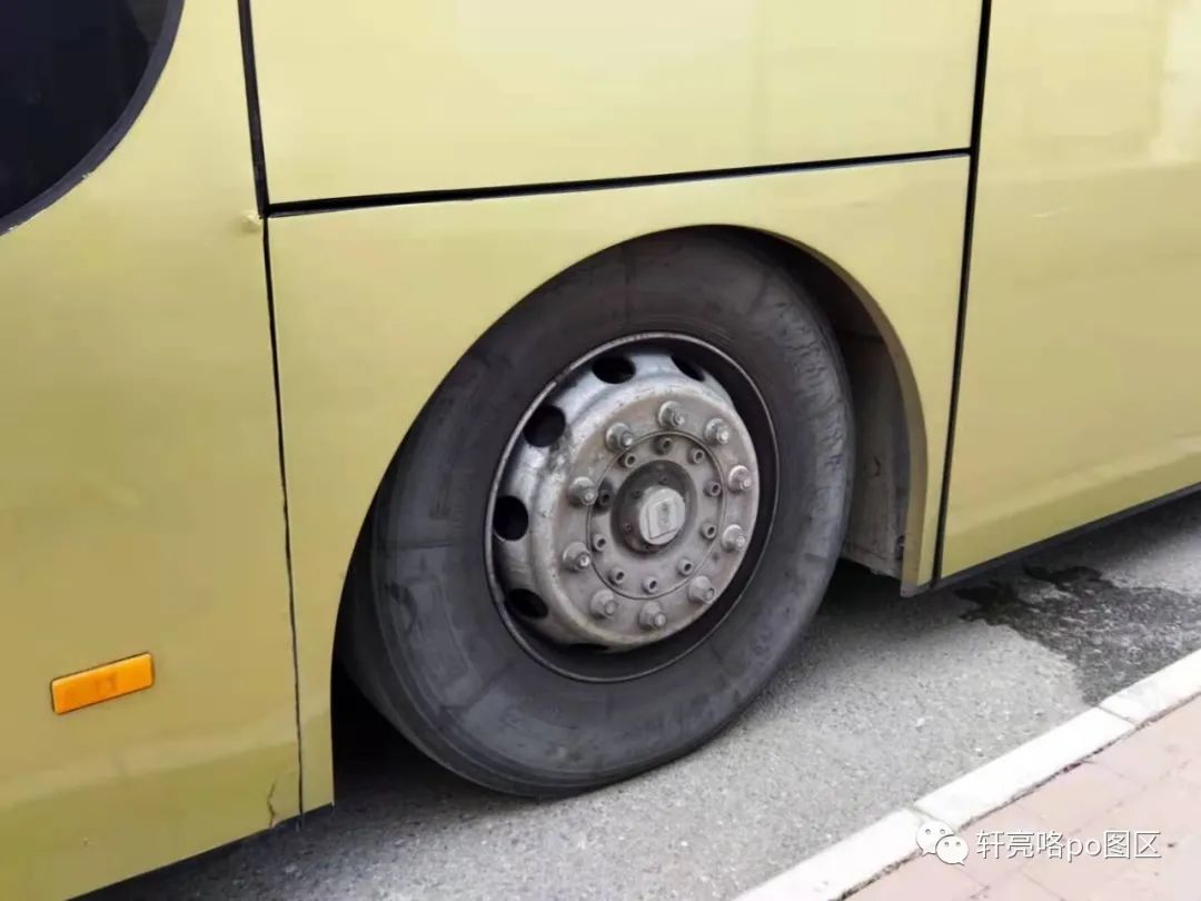 青年jnp6127w型卧铺客车价格,宇通6127神行剑错层版大巴车