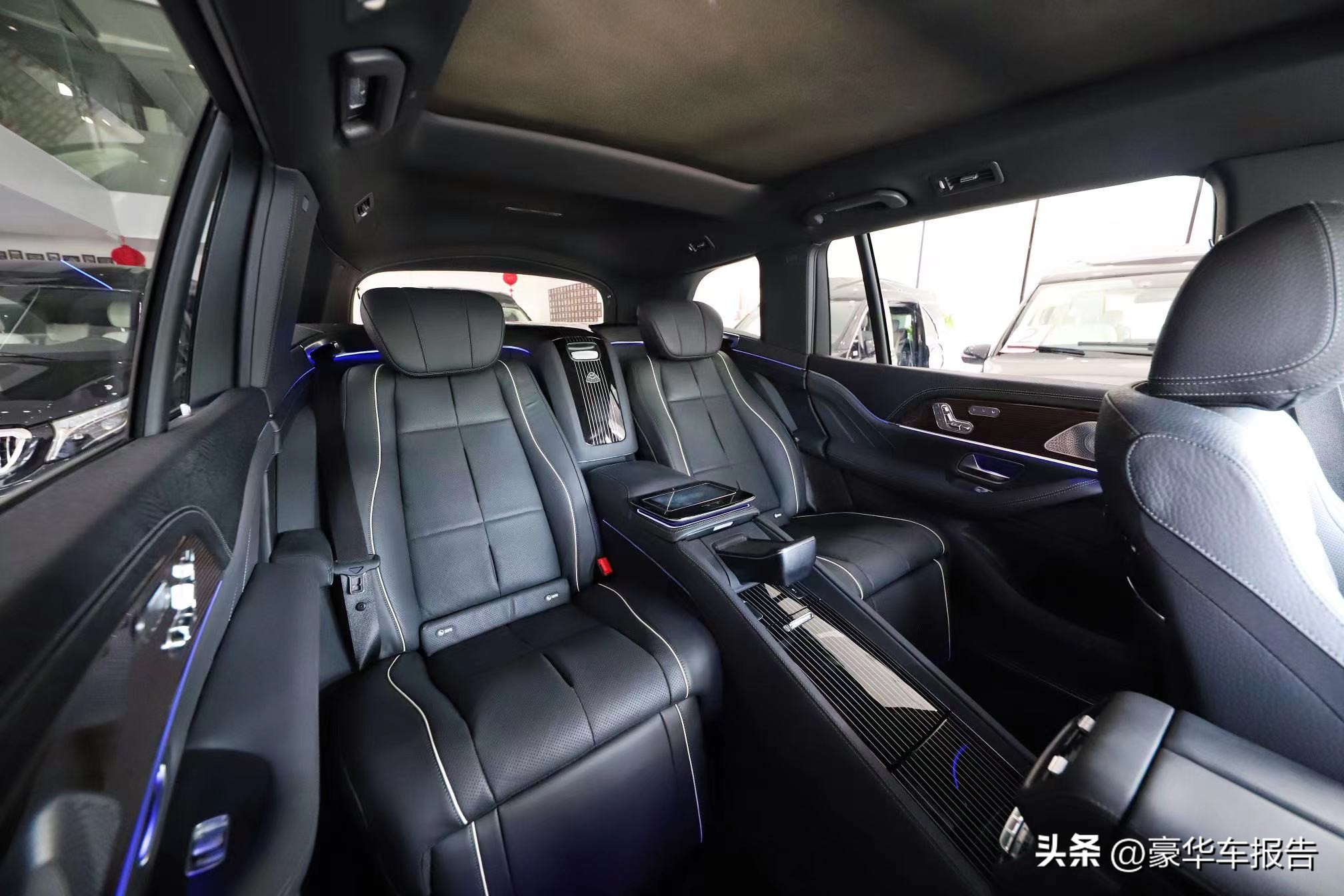 奔驰gls600迈巴赫2022款4座版,奔驰gls400跟迈巴赫的gls600不同