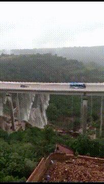 女孩子看起来外表美丽，其实裤袜已经掉到大腿根了！哈哈哈