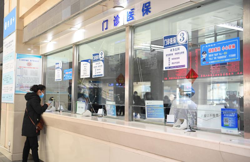交大二附院恢复门急诊患者需持24小时核酸阴性报告记者现场探访:各科室患者有序就诊公共区域每天消毒