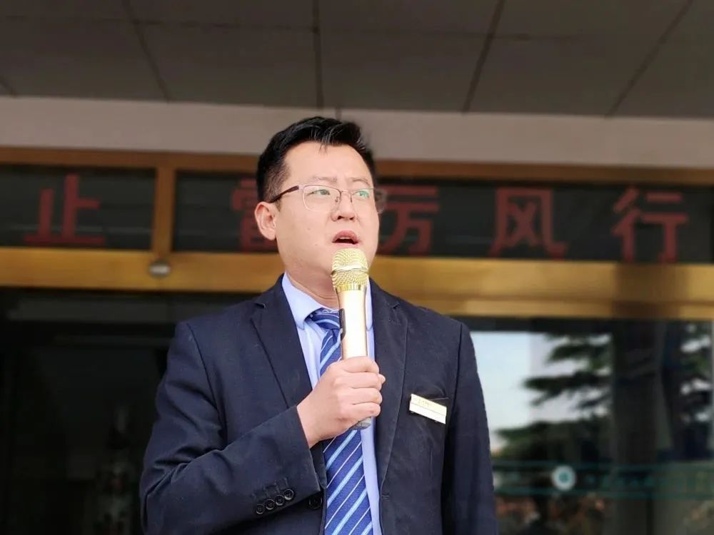 温馨*月天五**感恩母亲节|泰山电校主题升旗仪式