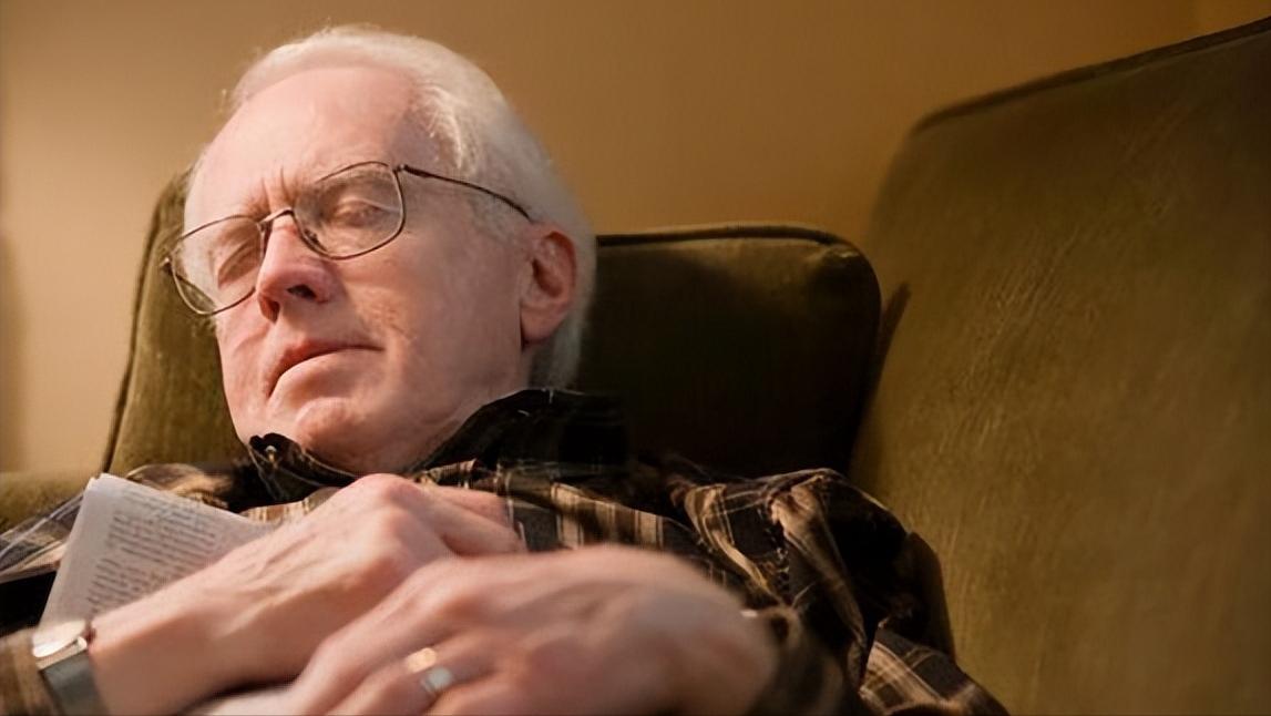 50多岁每天5点就醒了怎么回事,35岁入睡困难且易醒正常吗