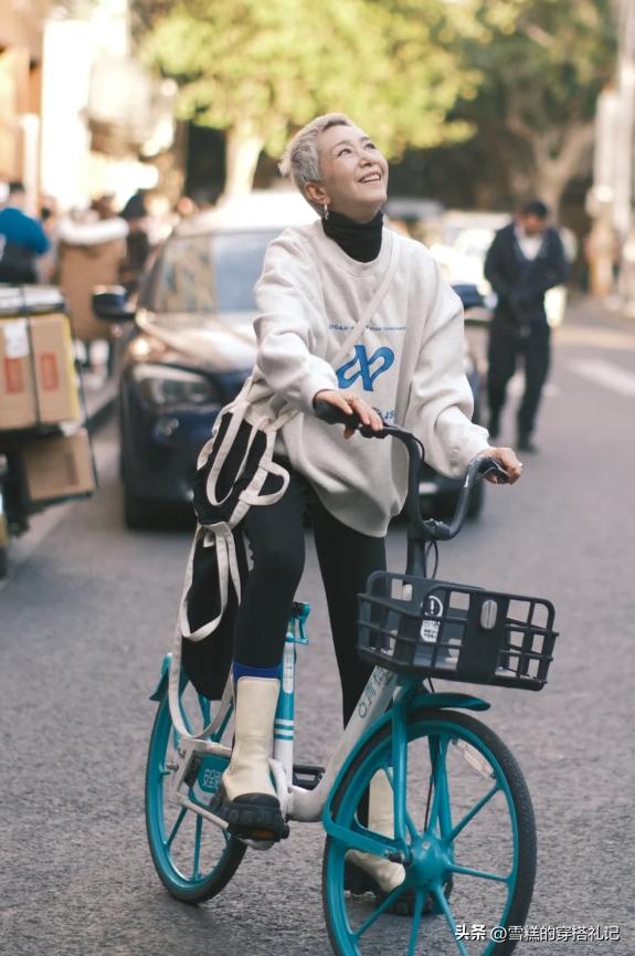 被上海奶奶的穿搭惊艳到了,被时尚老奶奶惊艳