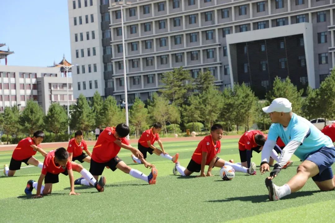 足球青训训练的精彩回顾视频,足球青训先练基本功还是先比赛