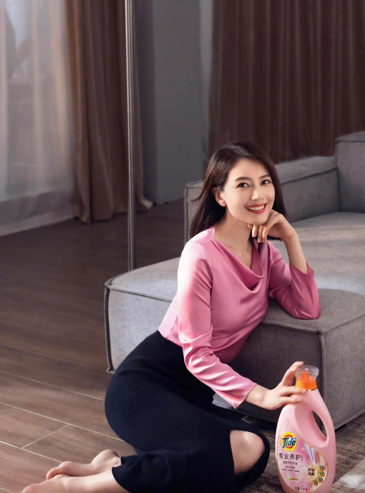 高圆圆晒照穿风衣清纯气质尽显,高圆圆穿搭简单气质优雅知性