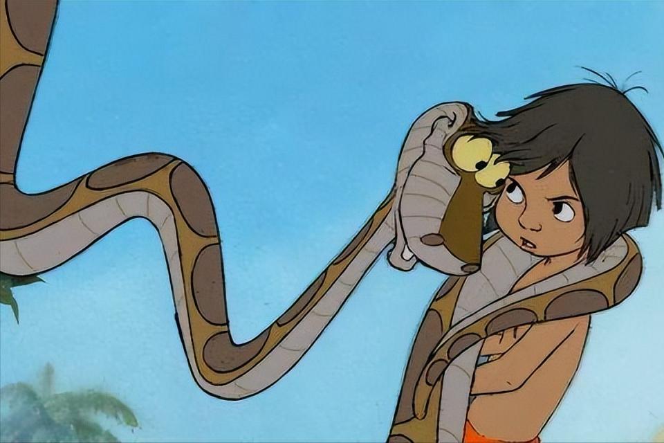 蛇最怕雄黄的克星,两米长黑蛇偷偷溜进屋