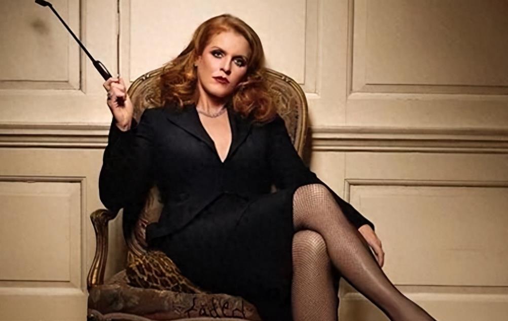 1992年,英国王室曝出丑闻:37岁富商吮吸着33岁王妃的脚趾