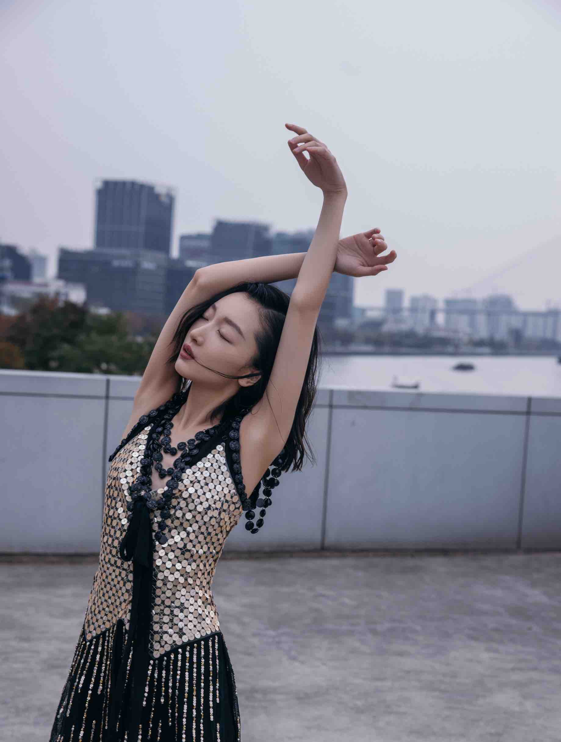 周冬雨lv大秀造型,周冬雨高奢代言