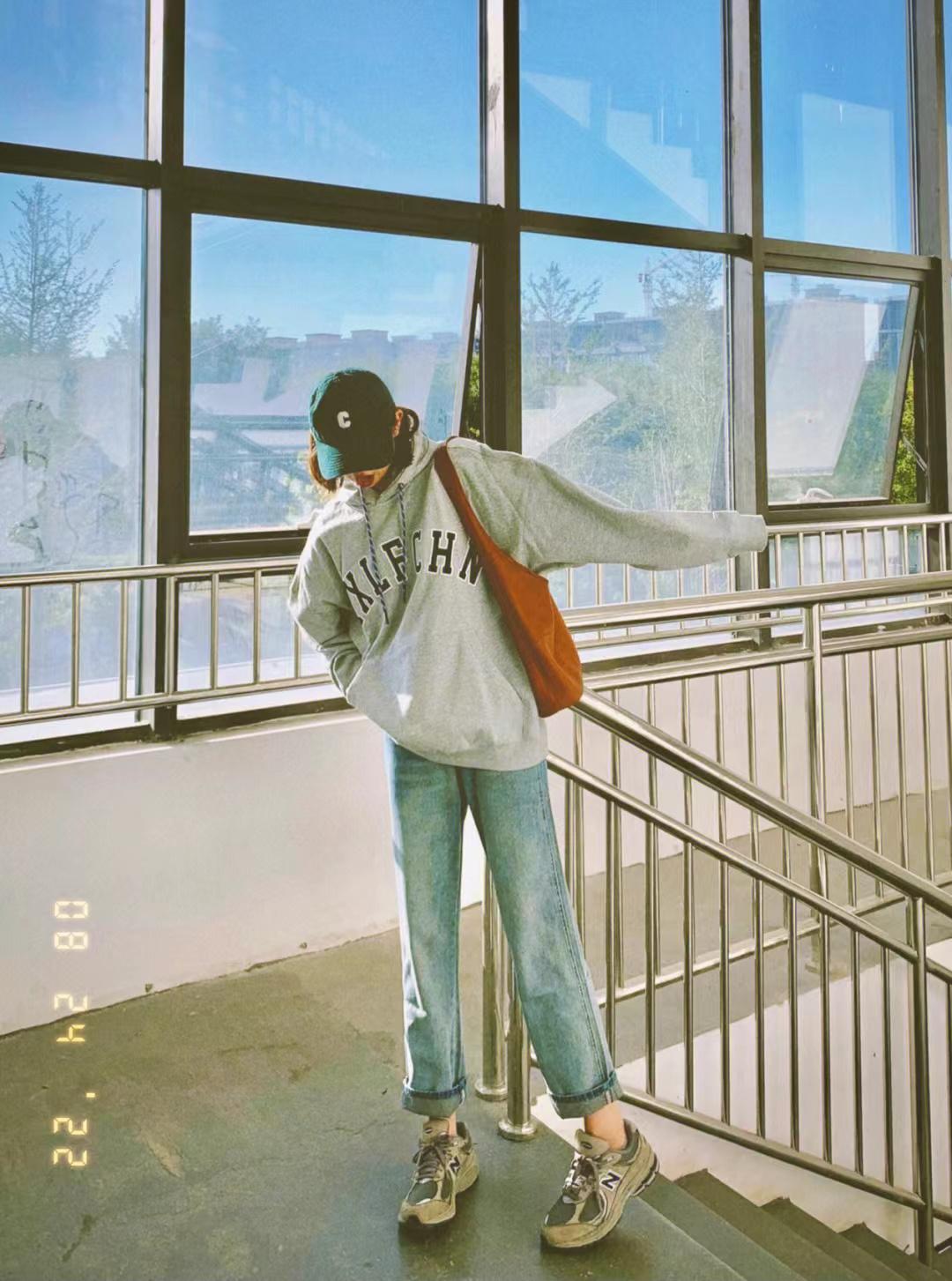 如何穿才能将卫衣打造出时髦感,今年最流行的卫衣的穿搭