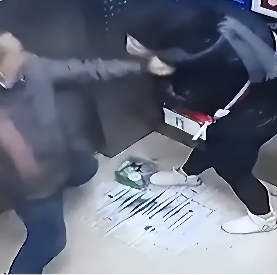 闹大了！女子带狗进电梯，惨遭夫妻扒衣服殴打！完整监控曝光