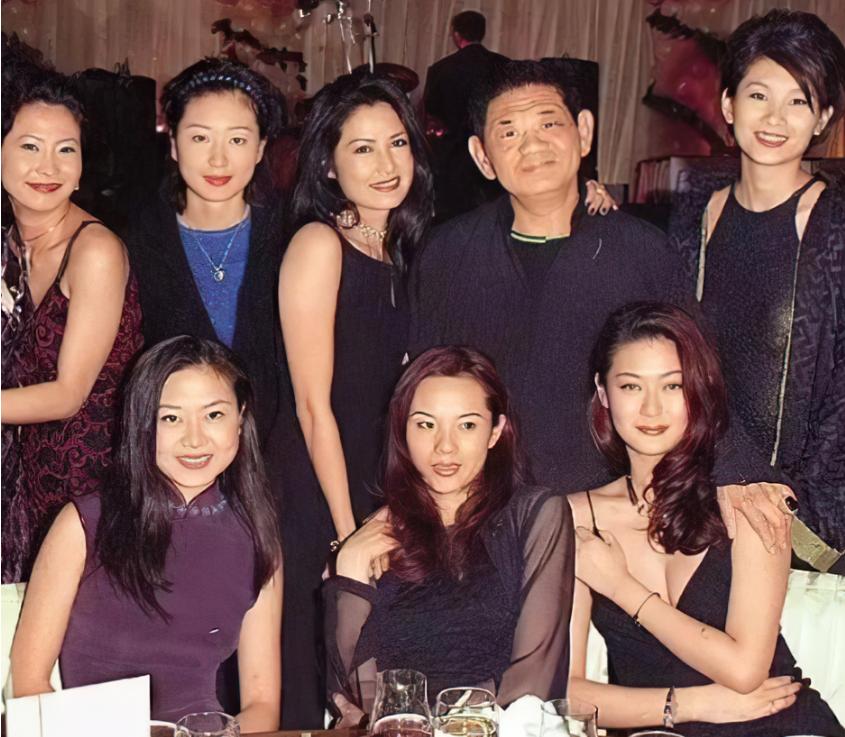 他年赚56亿拿20亿泡妞，别墅养着百位美女，晚年给儿子留26亿巨债