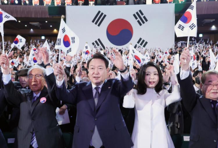 尹锡悦夫妇悼念踩踏事故遇难者,尹锡悦夫妇出席峰会